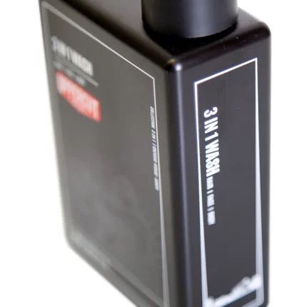 Uppercut 3v1 240ml Oceněný mycí prostředek Uppercut Deluxe 3 v 1 nabízí pohodlí bez kompromisů a obsahuje kvalitní směs ingrediencí pro šetrné mytí, které se stane základem koupelny pro vlasy, obličej i tělo. Mycí přípravek "vše v jednom" byl navržen pro muže, kteří se nechtějí obtěžovat a chtějí mít práci rychle a snadno hotovou.