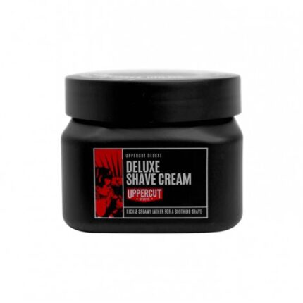 UPPERCUT krém na holení 120g PRO BOHATOU, DOKONALOU PĚNU UPPERCUT DELUXE KRÉM NA HOLENÍ RYCHLE VYTVÁŘÍ KRÉMOVOU PĚNU PRO HLADKÉ A POHODLNÉ OHOLENÍ, OBSAHUJE ZKLIDŇUJÍCÍ KOMPLEXNÍ SLOŽKU, KTERÁ POMÁHÁ PŘEDCHÁZET PODRÁŽDĚNÍ ŽILETKOU A HYDRATUJE POKOŽKU. IDEÁLNÍ PRO SUCHOU NEBO CITLIVOU POKOŽKU.
