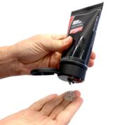 ProBarber obchod - vše pro chlapy a barbershopy 14 UPPERCUT Průhledný gel na holení 120 ml S MLETOU PEMZOU & DŘEVĚNÝM UHLÍM UPPERCUT DELUXE EXFOLIAČNÍ ČISTIČ JE NAVRŽEN TAK, ABY JEMNĚ ČISTIL A DETOXIKOVAL POKOŽKU A ZÁROVEŇ JI PŘIPRAVIL NA PŘÍPADNÉ DOKONALÉ OHOLENÍ DO HLADKA. TENTO ČISTÍCÍ PŘÍPRAVEK, KTERÝ OBSAHUJE NAMLETOU PEMZU PRO PLEŤOVÝ PEELING A DŘEVĚNÉ UHLÍ PRO DETOXIKACI, LZE POUŽÍVAT DENNĚ PRO ČISTĚJŠÍ PLEŤ BEZ NEČISTOT.