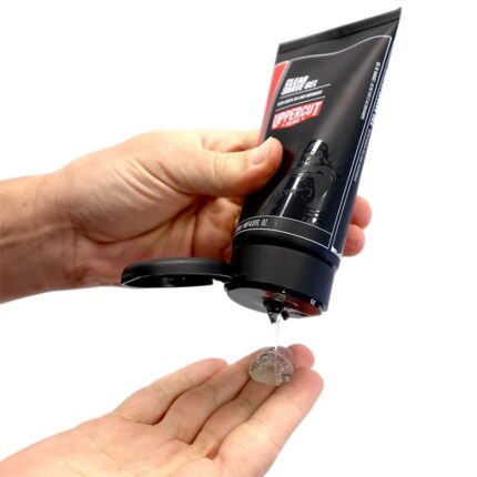 UPPERCUT Průhledný gel na holení 120 ml S MLETOU PEMZOU & DŘEVĚNÝM UHLÍM UPPERCUT DELUXE EXFOLIAČNÍ ČISTIČ JE NAVRŽEN TAK, ABY JEMNĚ ČISTIL A DETOXIKOVAL POKOŽKU A ZÁROVEŇ JI PŘIPRAVIL NA PŘÍPADNÉ DOKONALÉ OHOLENÍ DO HLADKA. TENTO ČISTÍCÍ PŘÍPRAVEK, KTERÝ OBSAHUJE NAMLETOU PEMZU PRO PLEŤOVÝ PEELING A DŘEVĚNÉ UHLÍ PRO DETOXIKACI, LZE POUŽÍVAT DENNĚ PRO ČISTĚJŠÍ PLEŤ BEZ NEČISTOT.